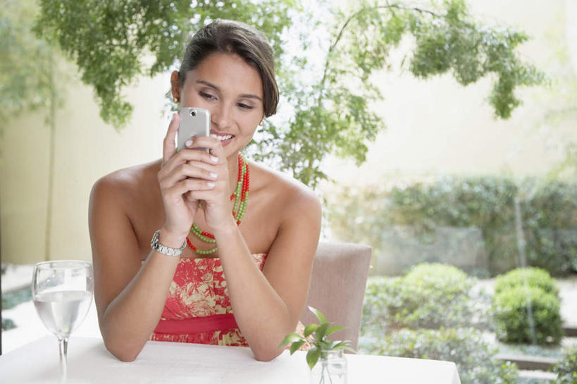 西方人,一个人,餐厅,坐,笑,打电话,微笑,露齿笑,横图,室内,白天,正面,裙子,水,植物,餐桌,窗户,落地窗,沙发,桌子,杯子,电话,手机,欧洲,欧洲人,双手,仅一个年轻女性,仅一个女性,仅一个人,握,花纹,连衣裙,高脚杯,手表,图案,液体,拿,拿着,注视,通讯设备,玻璃窗,玻璃制品,装饰品,树,树木,绿色,自然,酒杯,观察,看,手部,握着,短信,生长,成长,餐台,观看,吊带裙,察看,关注,交流,年轻女性,女人,女性,白种人,玻璃杯,沟通,通话,坐着,半身,彩图,欢乐,开心,餐馆,饭店,饭馆,皮沙发