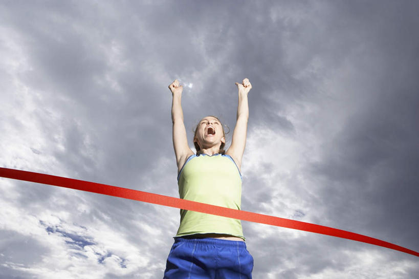 西方人,一个人,站,举,伸展双臂,笑,大笑,横图,室外,白天,仰视,兴奋,欧洲,欧洲人,仅一个年轻女性,仅一个女性,仅一个人,一根,服装,乌云,云,阴天,云朵,云彩,休闲装,衣服,天空,天,托,站着,张嘴,休闲,休闲服,服饰,红线,昏暗,阴沉,张大嘴巴,哈哈大笑,年轻女性,女人,女性,白种人,张开嘴,敞开双臂,举起,举手,举着,伸开双臂,向上举,向上伸,向上托,展开双肩,站立,张开手臂,张开双臂,半身,彩图,低角度拍摄,高兴,狂笑