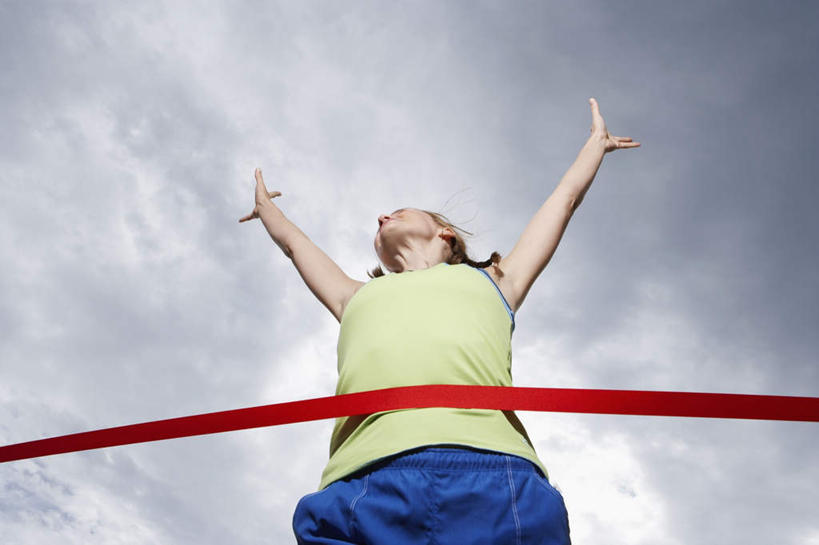 西方人,一个人,站,举,伸展双臂,笑,大笑,横图,室外,白天,仰视,兴奋,欧洲,欧洲人,仅一个年轻女性,仅一个女性,仅一个人,一根,服装,乌云,云,阴天,云朵,云彩,休闲装,衣服,天空,天,托,站着,张嘴,休闲,休闲服,服饰,红线,昏暗,阴沉,张大嘴巴,哈哈大笑,年轻女性,女人,女性,白种人,张开嘴,敞开双臂,举起,举手,举着,伸开双臂,向上举,向上伸,向上托,展开双肩,站立,张开手臂,张开双臂,半身,彩图,低角度拍摄,高兴,狂笑