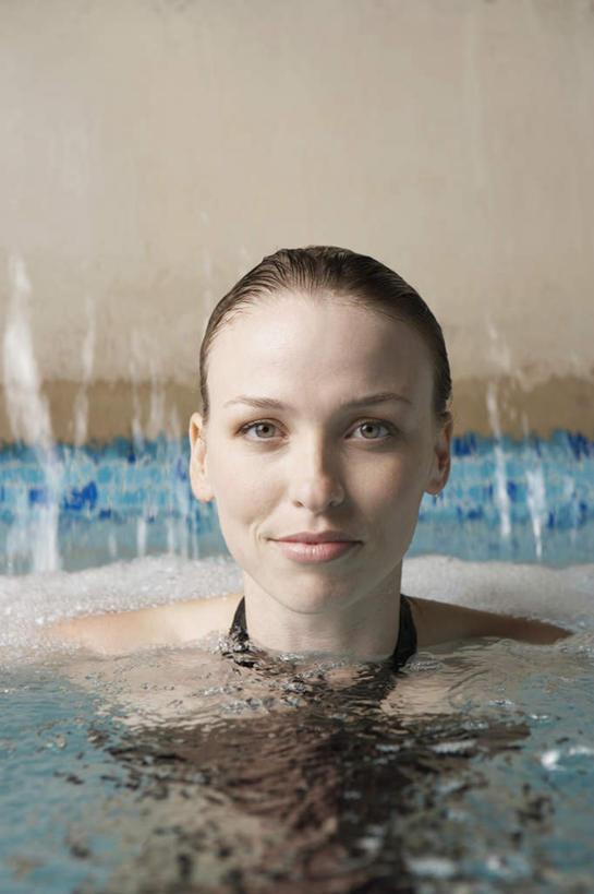 西方人,脸,头,脸颊,一个人,游泳池,笑,微笑,露齿笑,竖图,室内,特写,白天,正面,泳装,旅游,度假,水,欧洲,欧洲人,仅一个年轻女性,仅一个女性,仅一个人,飞溅,朦胧,模糊,溅,液体,墙,水池,水滴,水花,水面,注视,娱乐,泳池,肩膀,墙壁,墙面,水珠,观察,看,享受,休闲,放松,观看,察看,游泳馆,关注,喷洒,潜,连体泳衣,年轻女性,女人,女性,白种人,头部,脸部,脸蛋,面部,半身,彩图,泳衣