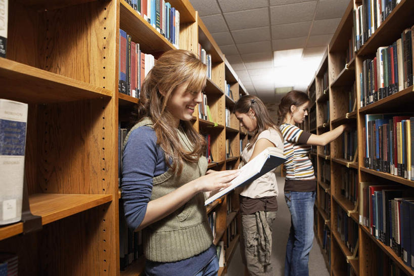 西方人,三个人,伙伴,朋友,图书馆,站,横图,室内,白天,侧面,看书,阅读,友谊,书架,天花板,书籍,照明,欧洲,欧洲人,学习,阴影,服装,光线,影子,灯光,依偎,休闲装,吊灯,灯,衣服,书本,灯具,看,靠,靠着,倚靠,站着,休闲,同学,休闲服,搭,读书,浏览,服饰,寻找,照亮,倚着,找,查找,照明设备,搭着,浏览室,依附,依赖,投靠,友情,年轻女性,女人,女性,白种人,书,图书,站立,半身,彩图,书库,图书库,阅览室