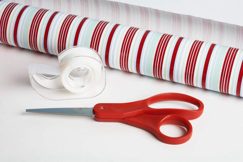 无人,横图,俯视,室内,特写,白天,白色背景,桌面,静物,一堆,修剪,阴影,堆叠,堆积,反射,包装纸,工具,剪刀,影子,一个,红色,白色,摄影,影棚,单个,堆,胶带,裁剪,剪子,剪裁,切割,透明胶,彩图,高角度拍摄,影棚拍摄,拍摄