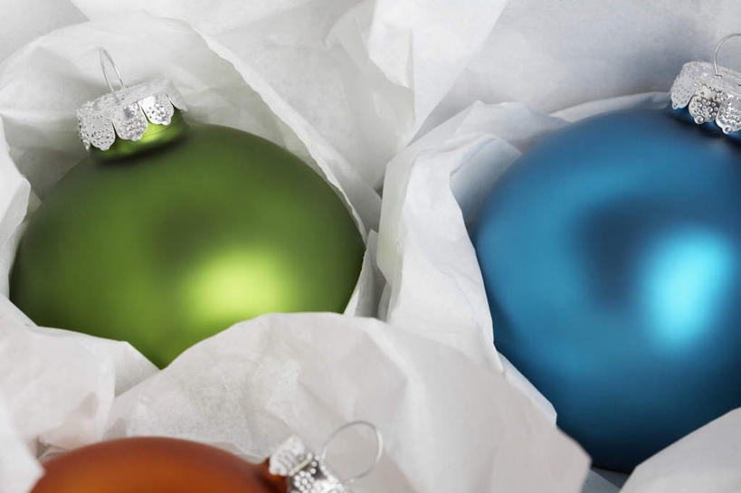 无人,横图,俯视,室内,特写,白天,静物,圣诞节,节日,庆祝,装饰,包装纸,挂饰,圣诞球,文化,球,两个,蓝色,绿色,庆典,球体,纪念,华丽,修饰,点缀,衬托,美观,雅致,雅观,彩图,高角度拍摄