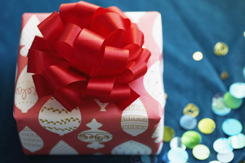 无人,横图,俯视,室内,特写,白天,钱,桌面,静物,礼物,圣诞节,阴影,蓝色背景,节日,朦胧,模糊,庆祝,装饰,反射,布,钱币,丝绸,丝带,影子,纸盒,文化,绸带,盒子,装饰品,一个,蓝色,包装盒,饰品,装饰物,庆典,金融,礼品,经济,单个,刺眼,纪念,耀眼,盒,华丽,修饰,点缀,饰物,流通,贸易,衬托,美观,雅致,雅观,货币,现金,硬币,彩图,高角度拍摄,夺目