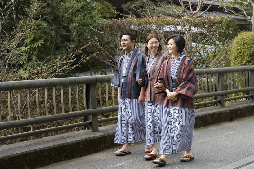 东方人,三个人,家庭,夫妻,母亲,父亲,女儿,栏杆,站,笑,微笑,露齿笑,横图,室外,白天,正面,民族服装,爱情,植物,道路,路,汽车,亚洲,一辆,一排,和服,整齐,围栏,小路,地面,交通,浪漫,黄种人,护栏,车,树,树木,排列,绿色,自然,交通工具,轿车,站着,温暖,温馨,父女,母女,三口之家,一家人,恩爱,父爱,母爱,恋人,服饰,生长,成长,和睦,搀扶,搂着,队列,吴服,唐草,唐花,唐锦,男人,男性,年轻女性,女人,女性,中年男性,中年女性,亚洲人,夫妇,情侣,搂,站立,彩图,全身,传统服装,民俗服,伴侣,融洽