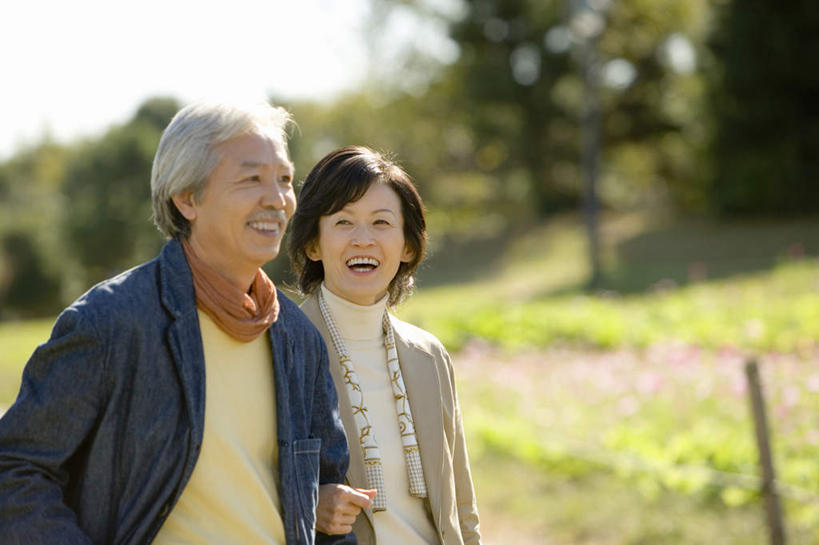 东方人,两个人,夫妻,站,笑,微笑,露齿笑,横图,室外,白天,正面,爱情,草地,草坪,植物,亚洲,阴影,服装,朦胧,模糊,光线,影子,浪漫,拿,拿着,注视,休闲装,黄种人,草,树,树木,衣服,绿色,天空,阳光,自然,天,观察,看,站着,张嘴,休闲,休闲服,恩爱,恋人,服饰,生长,成长,观看,察看,搀扶,关注,张大嘴巴,老年男性,老年女性,男人,男性,女人,女性,亚洲人,情侣,张开嘴,插兜,两手抄兜,两手放兜,手插兜,手放口袋,站立,半身,彩图,伴侣