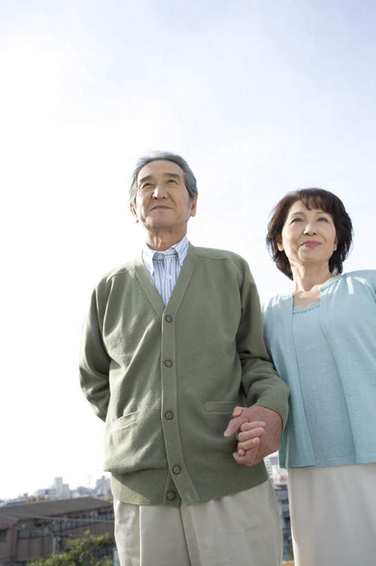 东方人,两个人,夫妻,家,笑,微笑,露齿笑,竖图,室外,白天,仰视,爱情,亚洲,服装,朦胧,模糊,房屋,屋子,浪漫,注视,休闲装,黄种人,楼房,住宅,衣服,蓝色,蓝天,天空,天,看,休闲,休闲服,恩爱,恋人,服饰,搀扶,关注,老年男性,老年女性,男人,男性,女人,女性,亚洲人,情侣,抬头,仰头,半身,彩图,低角度拍摄,房子,伴侣