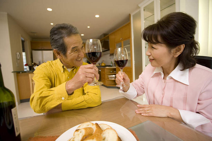 面包,面食,东方人,两个人,夫妻,客厅,坐,笑,微笑,露齿笑,横图,室内,白天,正面,爱情,餐桌,柜子,桌子,杯子,餐具,亚洲,撑,服装,庆祝,壁灯,碟子,盘,灯光,浪漫,拿,拿着,注视,休闲装,黄种人,相视,灯,衣服,盘子,酒杯,水杯,橱柜,灯具,碟,干杯,看,碰杯,休闲,面对面,休闲服,恩爱,交际,友好,恋人,服饰,餐台,油烟机,对视,庆贺,起居室,撑着,照明设备,礼仪,相对,敬酒,相看,劝酒,老年男性,老年女性,男人,男性,女人,女性,亚洲人,情侣,茶杯,坐着,半身,彩图,伴侣