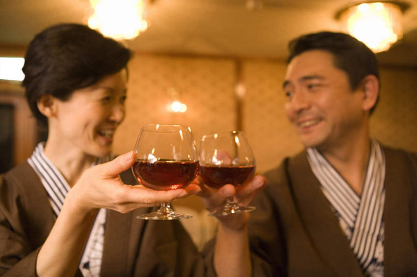 东方人,脸,头,脸颊,两个人,夫妻,客厅,站,笑,微笑,露齿笑,横图,室内,特写,白天,正面,民族服装,爱情,杯子,亚洲,和服,朦胧,模糊,庆祝,高脚杯,墙,灯光,红酒杯,浪漫,拿,拿着,黄种人,吊灯,肩膀,墙壁,墙面,玻璃制品,灯,酒杯,灯具,干杯,碰杯,站着,恩爱,交际,友好,恋人,服饰,庆贺,起居室,照明设备,礼仪,敬酒,吴服,唐草,唐花,唐锦,劝酒,男人,男性,女人,女性,中年男性,中年女性,亚洲人,头部,脸部,脸蛋,面部,情侣,玻璃杯,站立,半身,彩图,传统服装,民俗服,伴侣