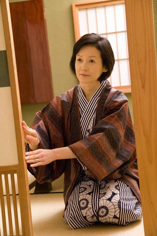 东方人,一个人,蹲,笑,微笑,竖图,室内,白天,正面,民族服装,地板,门,亚洲,仅一个女性,仅一个人,和服,窗,地面,开门,注视,黄种人,木地板,门框,观察,看,仅一个中年女性,服饰,观看,察看,关注,吴服,唐草,唐花,唐锦,女人,女性,中年女性,亚洲人,蹲着,彩图,全身,传统服装,民俗服