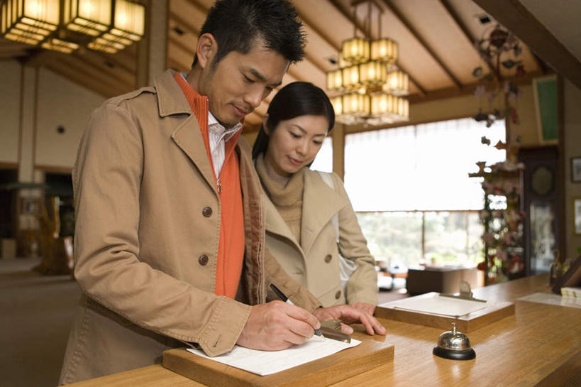 东方人,两个人,夫妻,家,栏杆,站,笑,微笑,露齿笑,横图,室内,白天,正面,爱情,植物,餐桌,桌子,亚洲,写,服装,朦胧,模糊,笔,纸,房屋,屋子,围栏,灯光,浪漫,注视,休闲装,黄种人,护栏,楼房,吊灯,住宅,灯,树,树木,衣服,绿色,自然,灯具,低头,看,站着,休闲,休闲服,恩爱,恋人,服饰,生长,成长,餐台,照明设备,登记,男人,男性,年轻男性,年轻女性,女人,女性,亚洲人,情侣,站立,半身,彩图,房子,旅店,伴侣