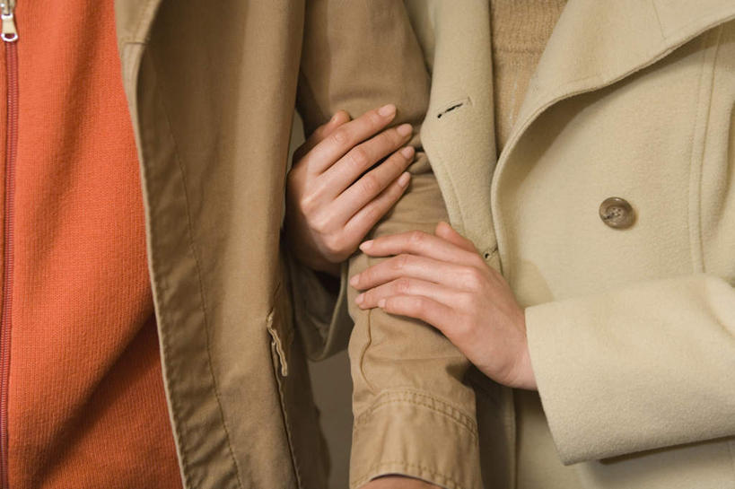 东方人,手,两个人,夫妻,抱,横图,室内,特写,白天,正面,爱情,亚洲,服装,浪漫,休闲装,黄种人,衣服,休闲,手部,休闲服,恩爱,恋人,服饰,抱着,搀扶,搂着,男人,男性,年轻男性,年轻女性,女人,女性,亚洲人,情侣,搂,半身,彩图,伴侣