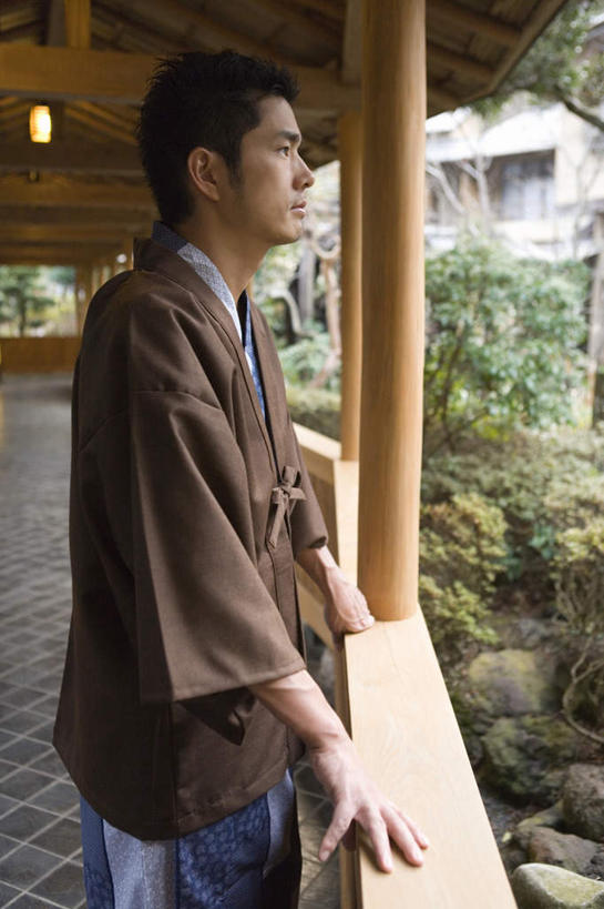 东方人,一个人,家,站,竖图,室内,白天,侧面,民族服装,植物,亚洲,仅一个男性,仅一个人,仅一个中年男性,撑,阴影,和服,光线,影子,房屋,墙,屋子,注视,黄种人,楼房,墙壁,墙面,住宅,树,树木,绿色,阳光,自然,看,站着,服饰,生长,成长,撑着,吴服,唐草,唐花,唐锦,男人,男性,中年男性,亚洲人,站立,半身,彩图,传统服装,民俗服,房子