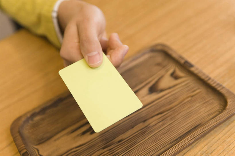 东方人,手,一个人,横图,俯视,室内,特写,白天,指示牌,亚洲,仅一个男性,仅一个人,握,朦胧,模糊,标志,木牌,文字,拿,拿着,黄种人,标识,仅一个年轻男性,一个,黄色,手部,握着,单个,男人,男性,年轻男性,亚洲人,半身,彩图,高角度拍摄