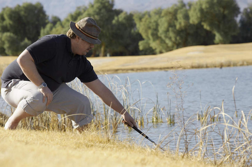 西方人,一个人,蹲,横图,室外,白天,侧面,度假,草地,河流,水,植物,欧洲,欧洲人,仅一个男性,仅一个人,仅一个中年男性,握,朦胧,模糊,高尔夫,河水,水流,拿,拿着,注视,娱乐,草,树,树木,蓝色,绿色,蓝天,天空,自然,天,看,享受,休闲,放松,握着,生长,晴朗,成长,观看,高尔夫球杆,找,关注,万里无云,男人,男性,中年男性,白种人,晴空,晴空万里,蹲着,彩图,全身