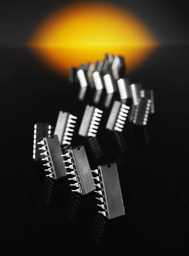 无人,竖图,俯视,室内,白天,零件,电脑,静物,一排,许多,阴影,黑色背景,弯曲,整齐,反射,曲线,影子,光,排列,黑色,弧度,橙色,摄影,影棚,刺眼,耀眼,芯片,部件,队列,晶片,彩图,高角度拍摄,影棚拍摄,拍摄,夺目