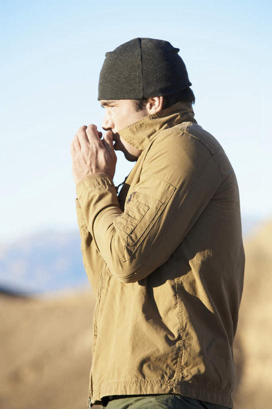 西方人,站,双手交叉,竖图,室外,白天,侧面,度假,山,山脉,帽子,欧洲,欧洲人,阴影,服装,朦胧,模糊,光线,影子,山峰,山峦,注视,休闲装,娱乐,衣服,蓝色,蓝天,天空,阳光,群山,天,观察,看,站着,享受,休闲,休闲服,放松,服饰,晴朗,观看,察看,关注,呼气,万里无云,白种人,晴空,晴空万里,站立,半身,彩图