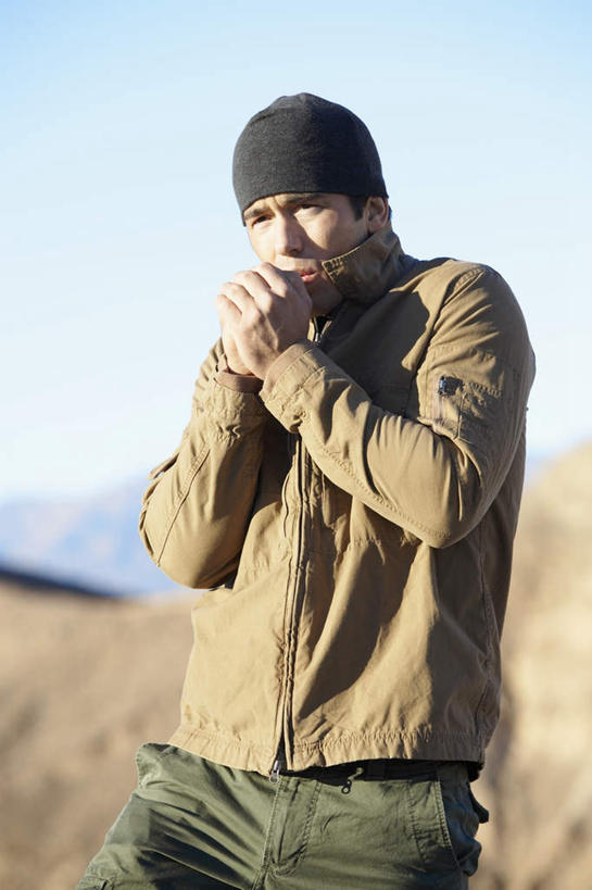 西方人,站,摸,双手交叉,竖图,室外,白天,正面,度假,山,山脉,帽子,欧洲,欧洲人,抚摸,阴影,服装,朦胧,模糊,光线,影子,山峰,山峦,注视,休闲装,娱乐,衣服,蓝色,蓝天,天空,阳光,群山,天,观察,看,站着,享受,休闲,休闲服,放松,服饰,晴朗,观看,察看,关注,呼气,万里无云,白种人,晴空,晴空万里,触摸,接触,站立,半身,彩图