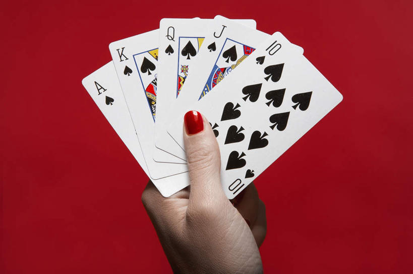 西方人,手,一个人,横图,室内,特写,白天,正面,游戏,赌博,贪欲,竞争,纸牌,玩具,扑克,欧洲,欧洲人,仅一个年轻女性,仅一个女性,仅一个人,一排,许多,握,红色背景,整齐,拿,玩,拿着,娱乐,刺激,排列,休闲,手部,握着,摄影,影棚,活动,队列,发泄,消遣,智力,赌具,投机,侥幸,欲望,宣泄,五张,年轻女性,女人,女性,白种人,玩耍,嬉戏,半身,彩图,影棚拍摄,拍摄,胜负,输赢