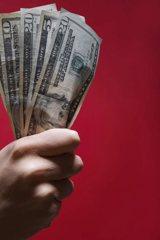 西方人,手,一个人,竖图,室内,特写,白天,正面,钱,美元,欧洲,欧洲人,仅一个年轻女性,仅一个女性,仅一个人,握,红色背景,钱币,拿,拿着,手部,握着,钞票,金融,纸币,摄影,影棚,经济,流通,纸钞,贸易,五张,货币,现金,年轻女性,女人,女性,白种人,半身,彩图,影棚拍摄,拍摄