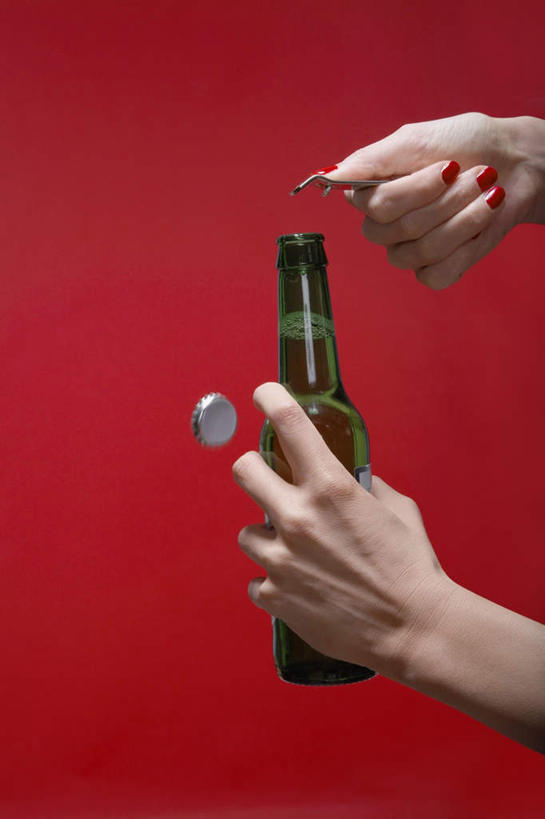 啤酒,西方人,手,一个人,竖图,室内,特写,白天,正面,欧洲,欧洲人,双手,仅一个年轻女性,仅一个女性,仅一个人,握,红色背景,开瓶器,开瓶,拿,拿着,手部,啤酒瓶,握着,摄影,影棚,开启,启瓶器,瓶启,年轻女性,女人,女性,白种人,半身,彩图,影棚拍摄,拍摄,酒具