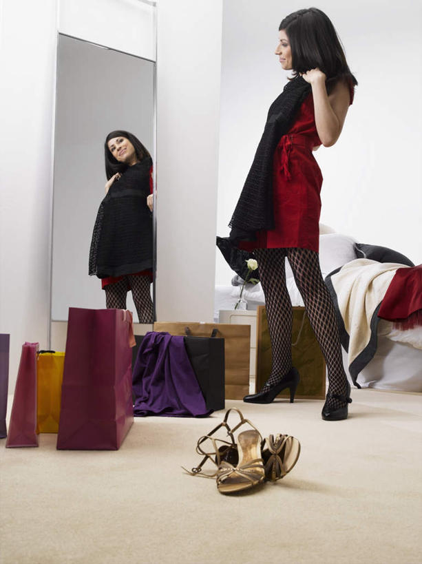 西方人,一个人,站,笑,微笑,竖图,室内,白天,仰视,裙子,购物,消费,镜子,袋子,欧洲,欧洲人,仅一个年轻女性,仅一个女性,仅一个人,连衣裙,包装袋,瓷砖,地砖,手提袋,墙,购物袋,地面,拿,拿着,扭头,注视,外套,墙壁,墙面,红色,观察,看,试穿,站着,转头,比较,金融,观看,镜像,察看,镜面,化妆间,购买,关注,对照,贸易,年轻女性,女人,女性,白种人,站立,彩图,低角度拍摄,全身