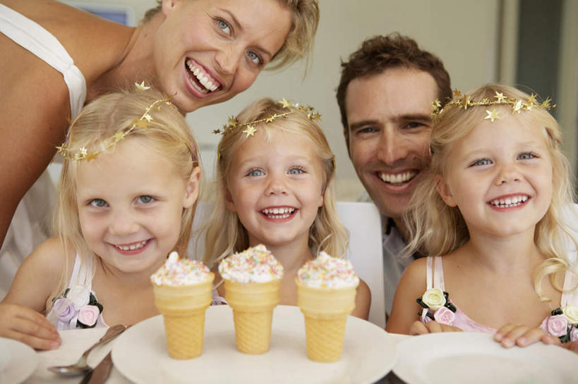 西方人,儿童,家庭,母亲,父亲,女儿,站,坐,抱,笑,微笑,露齿笑,横图,室内,白天,正面,纯洁,皇冠,欧洲,欧洲人,五个人,一排,弯腰,服装,整齐,食品,甜点,甜品,许多人,注视,休闲装,食物,排列,小孩,衣服,甜食,观察,看,站着,一群人,休闲,温暖,温馨,父女,母女,一家人,休闲服,父爱,可爱,母爱,童年,童趣,服饰,蛋筒,抱着,观看,和睦,权威,察看,搂着,队列,高贵,关注,童真,烂漫,无邪,弯身,权力,统治,天真,男人,男性,年轻男性,年轻女性,女孩,女人,女性,白种人,孩子,年轻人,王冠,怀抱,搂,搂抱,相抱,拥抱,站立,坐着,半身,彩图,融洽,女生