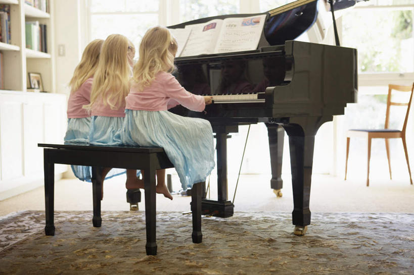 西方人,儿童,三个人,家庭,伙伴,朋友,客厅,坐,摸,横图,室内,白天,友谊,纯洁,键盘,窗户,地毯,柜子,书架,书籍,欧洲,欧洲人,一排,抚摸,服装,整齐,装饰,编织,手工艺品,钢琴,墙,乐器,织物,储物柜,休闲装,玻璃窗,墙壁,墙面,排列,小孩,背面,衣服,工艺品,休闲,温暖,温馨,一家人,休闲服,可爱,童年,童趣,弹,服饰,华丽,修饰,点缀,和睦,起居室,键盘乐器,储存,队列,童真,烂漫,无邪,衬托,美观,雅致,雅观,储备,蕴藏,贮备,天真,友情,女孩,女人,女性,白种人,孩子,书,图书,触摸,接触,坐着,彩图,全身,三胞胎,融洽,贮存,女生