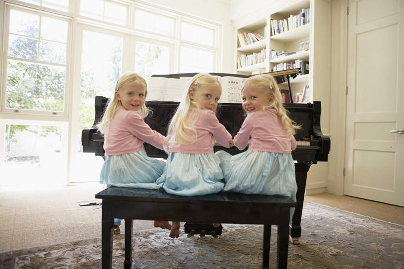 西方人,儿童,三个人,家庭,伙伴,朋友,客厅,坐,横图,室内,白天,友谊,纯洁,键盘,窗户,地毯,柜子,欧洲,欧洲人,一排,服装,整齐,装饰,编织,手工艺品,钢琴,墙,乐器,织物,储物柜,扭头,注视,休闲装,玻璃窗,墙壁,墙面,排列,小孩,背面,衣服,工艺品,观察,回头,看,转头,休闲,温暖,温馨,一家人,休闲服,可爱,童年,童趣,服饰,观看,华丽,修饰,点缀,和睦,察看,起居室,键盘乐器,储存,队列,关注,童真,烂漫,无邪,衬托,美观,雅致,雅观,储备,蕴藏,贮备,天真,友情,女孩,女人,女性,白种人,孩子,坐着,彩图,全身,三胞胎,融洽,贮存,女生