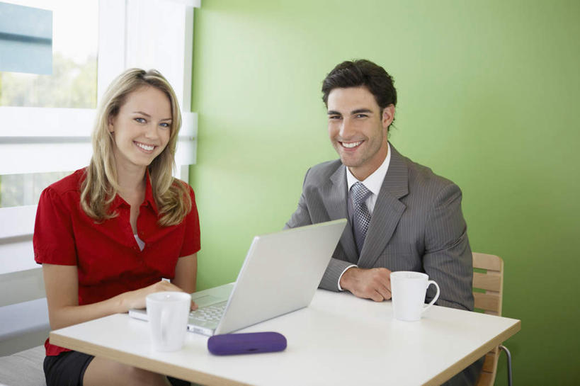 西方人,两个人,同事,商务人士,商务男性,商务女性,办公室,坐,笑,微笑,露齿笑,横图,室内,白天,正面,衬衫,成功,合作,团队,集体,信心,电脑,笔记本电脑,家具,桌子,杯子,欧洲,欧洲人,套装,网络,瓷器,办公桌,咖啡杯,领带,陶瓷制品,注视,通讯设备,队伍,红色,观察,看,观看,察看,无线,领导,成就,关注,瓷杯,通信设备,商务装,无线网络,合伙,领袖,眼镜盒,无线上网,便携式电脑,工薪阶层,办公家具,手提电脑,男人,男性,年轻男性,年轻女性,女人,女性,白种人,年轻人,白领,上班族,坐着,半身,彩图,衬衣