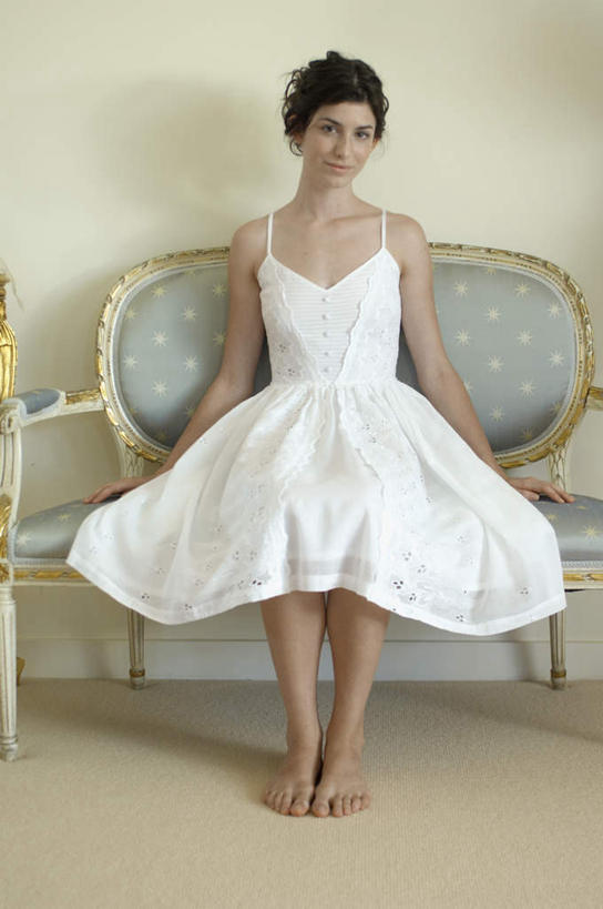 西方人,一个人,坐,笑,微笑,露齿笑,竖图,室内,白天,正面,裙子,沙发,欧洲,欧洲人,仅一个年轻女性,仅一个女性,仅一个人,注视,长裙,白色,观察,看,摄影,影棚,观看,察看,关注,布艺沙发,年轻女性,女人,女性,白种人,坐着,彩图,全身,影棚拍摄,拍摄