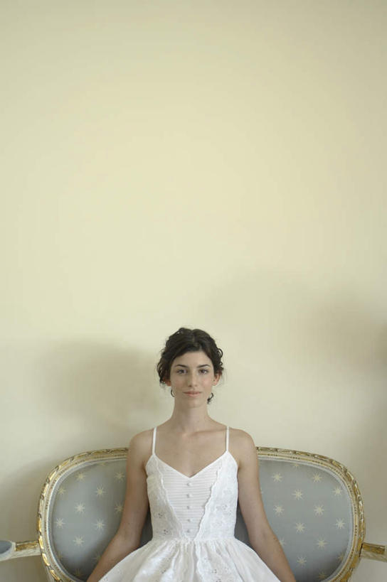 西方人,一个人,坐,笑,微笑,露齿笑,竖图,室内,白天,正面,裙子,沙发,欧洲,欧洲人,仅一个年轻女性,仅一个女性,仅一个人,注视,长裙,白色,观察,看,摄影,影棚,观看,察看,关注,布艺沙发,年轻女性,女人,女性,白种人,坐着,半身,彩图,影棚拍摄,拍摄