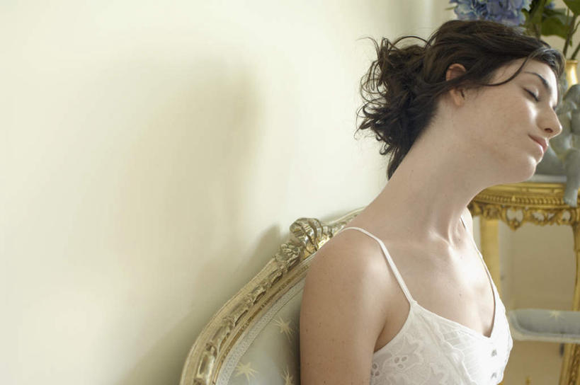 西方人,一个人,坐,闭眼,横图,室内,白天,侧面,裙子,树林,植物,沙发,欧洲,欧洲人,仅一个年轻女性,仅一个女性,仅一个人,长裙,树,树木,绿色,白色,自然,靠,靠着,倚靠,生长,成长,倚着,布艺沙发,年轻女性,女人,女性,白种人,闭眼睛,闭着眼,闭着眼睛,坐着,半身,彩图