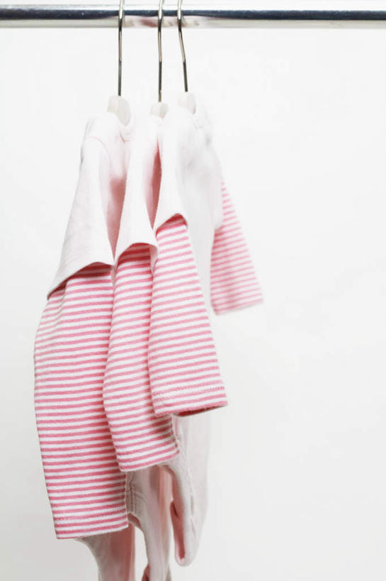 无人,竖图,室内,特写,白天,正面,桌面,桌子,静物,衣架,一排,悬挂,服装,整齐,木制,墙,挂,休闲装,墙壁,墙面,排列,衣服,粉色,木制品,三件,休闲,休闲服,摄影,服饰,影棚,童装,队列,挂衣架,晾衣架,彩图,影棚拍摄,拍摄