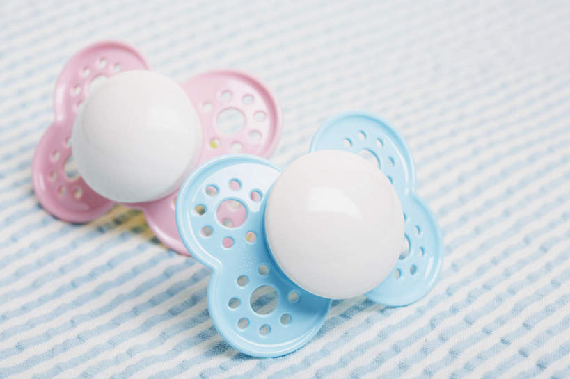 无人,横图,俯视,室内,特写,白天,桌面,桌子,静物,木制,两个,粉色,蓝色,木制品,摄影,影棚,奶嘴,婴儿用品,彩图,高角度拍摄,影棚拍摄,拍摄