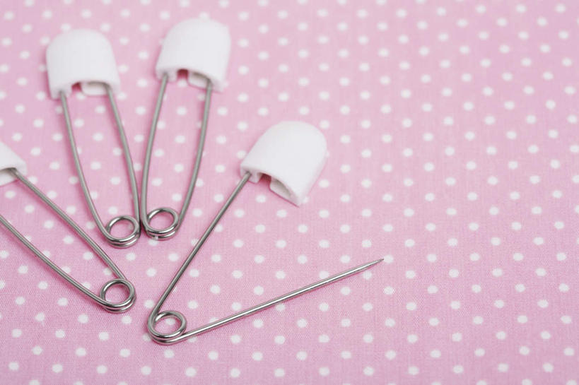 无人,横图,俯视,室内,特写,白天,桌面,桌子,静物,一排,整齐,木制,布料,办公用品,别针,布纹,文具,桌布,排列,粉色,餐巾,木制品,台布,四个,摄影,影棚,办公设备,文具用品,队列,文化工具,彩图,高角度拍摄,影棚拍摄,拍摄,安全别针