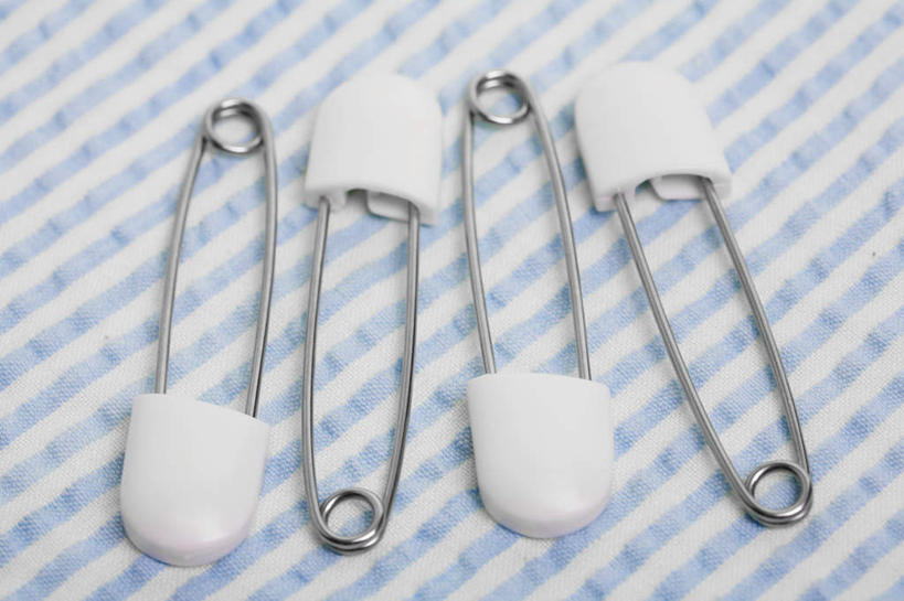 无人,横图,俯视,室内,特写,白天,桌面,桌子,静物,一排,整齐,木制,布料,办公用品,别针,布纹,文具,桌布,排列,蓝色,餐巾,木制品,台布,四个,摄影,影棚,办公设备,文具用品,队列,文化工具,彩图,高角度拍摄,影棚拍摄,拍摄,安全别针