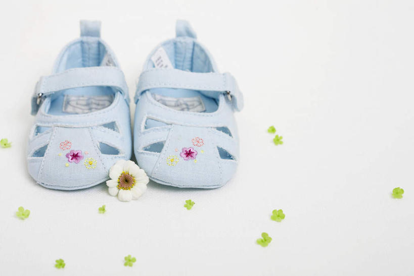 无人,横图,俯视,室内,特写,白天,凉鞋,婴儿服装,桌面,桌子,静物,鞋子,一双,盛开,木制,花蕾,花,花瓣,花朵,鲜花,一朵,蓝色,白色,木制品,婴儿鞋,花苞,花蕊,摄影,影棚,童鞋,彩图,高角度拍摄,影棚拍摄,婴儿服,拍摄