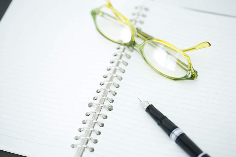 无人,横图,俯视,室内,特写,白天,桌面,静物,一本,一副,笔,眼镜,办公用品,备忘录,钢笔,记事本,文具,绿色,本子,笔记本,学习用品,文具用品,一支,近视眼镜,彩图,高角度拍摄