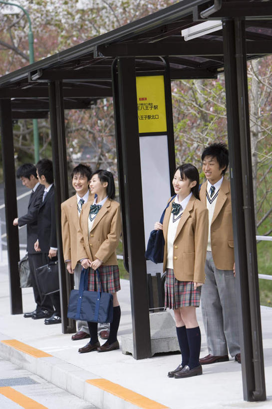 东方人,同事,商务人士,商务男性,商务女性,站,笑,微笑,露齿笑,竖图,室外,白天,正面,衬衫,制服,成功,合作,团队,集体,信心,车站,亚洲,握,套装,服装,朦胧,模糊,包,公文包,书包,站台,许多人,拿,拎,拿着,注视,黄种人,站牌,队伍,月台,背包,观察,看,站着,一群人,校服,握着,公事包,观看,察看,领导,成就,关注,商务装,合伙,领袖,工薪阶层,学生服,男人,男性,年轻男性,年轻女性,女人,女性,亚洲人,白领,上班族,站立,彩图,全身,衬衣,双肩包,拎着