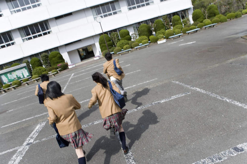 东方人,四个人,伙伴,朋友,学校,教学楼,跑,横图,俯视,室外,白天,制服,锻炼,友谊,运动,草地,草坪,植物,亚洲,服装,朦胧,模糊,包,书包,注视,黄种人,校园,草,绿色,背包,观察,看,同学,校服,观看,察看,关注,学生服,体育,友情,男人,男性,年轻男性,年轻女性,女人,女性,亚洲人,跑步,半身,彩图,高角度拍摄,健身,教室楼,教学大楼,双肩包