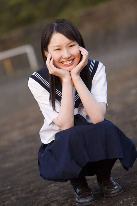 东方人,一个人,蹲,笑,微笑,露齿笑,竖图,室外,白天,正面,制服,亚洲,仅一个年轻女性,仅一个女性,仅一个人,撑,服装,朦胧,模糊,托腮,注视,黄种人,观察,看,托,校服,观看,察看,关注,托下巴,学生服,年轻女性,女人,女性,亚洲人,蹲着,彩图,全身