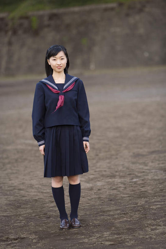 东方人,一个人,站,笑,微笑,竖图,室外,白天,正面,裙子,制服,亚洲,仅一个年轻女性,仅一个女性,仅一个人,服装,朦胧,模糊,注视,黄种人,观察,看,站着,校服,短裙,观看,察看,关注,学生服,年轻女性,女人,女性,亚洲人,站立,彩图,全身