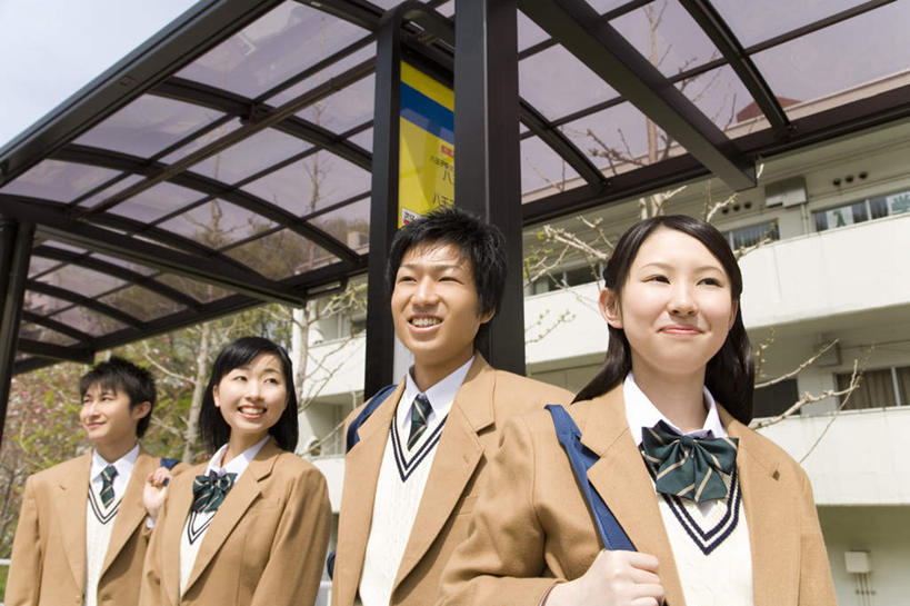 东方人,四个人,伙伴,朋友,站,笑,说,微笑,露齿笑,横图,室外,白天,正面,制服,讨论,友谊,植物,车站,亚洲,握,阴影,服装,朦胧,模糊,光线,影子,站台,拿,拎,拿着,注视,黄种人,站牌,月台,树,树木,蓝色,绿色,蓝天,天空,阳光,自然,天,观察,看,站着,同学,校服,握着,生长,成长,观看,察看,关注,学生服,交流,友情,男人,男性,年轻男性,年轻女性,女人,女性,亚洲人,沟通,讲话,交谈,商讨,说话,谈话,站立,半身,彩图,拎着