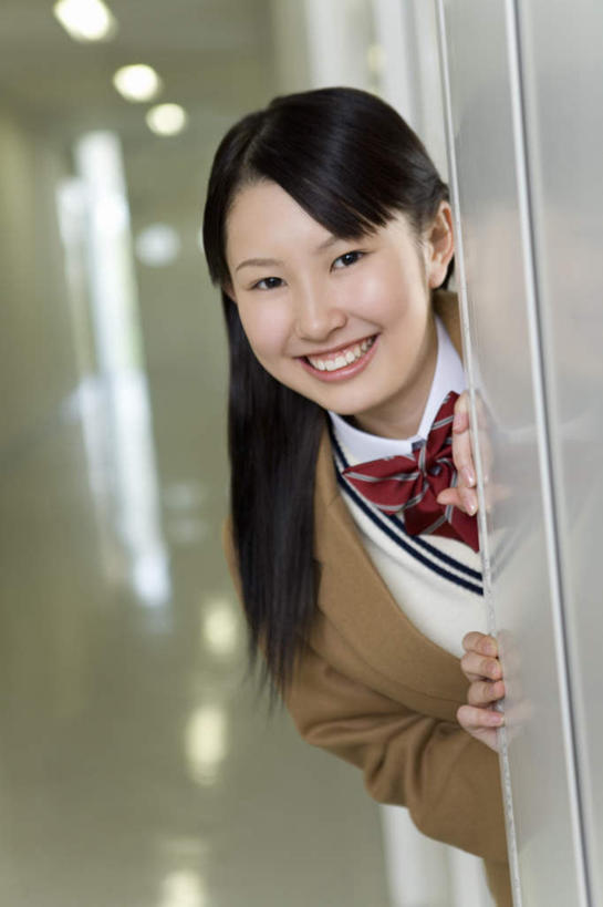 东方人,一个人,学校,教学楼,站,笑,微笑,露齿笑,竖图,室内,白天,正面,制服,亚洲,仅一个年轻女性,仅一个女性,仅一个人,服装,走廊,过道,注视,黄种人,校园,观察,看,站着,校服,观看,察看,关注,学生服,年轻女性,女人,女性,亚洲人,站立,半身,彩图,教室楼,教学大楼