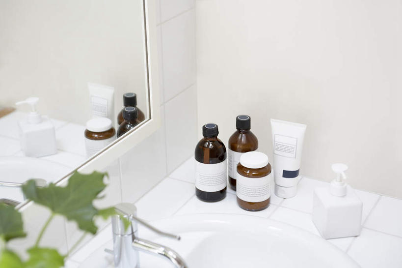 无人,家,横图,俯视,室内,特写,白天,别墅,家具,镜子,卫生间,洗手间,建筑,静物,叶子,欧式,装饰,罐子,水龙头,房屋,屋子,公寓,绿叶,建设,现代,洋房,楼房,开关,住宅,玻璃制品,玻璃瓶,瓶子,打开,嫩叶,洗面乳,明亮,阀门,镜像,舒适,开启,镜面,洗面奶,三瓶,简约风格,宽敞,水咀,厕所,叶,叶片,彩图,高角度拍摄,房子