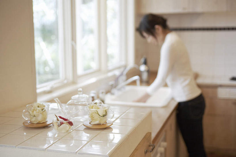 东方人,一个人,站,横图,室内,白天,侧面,厨房,窗户,柜子,玫瑰,亚洲,仅一个年轻女性,仅一个女性,仅一个人,服装,朦胧,模糊,盛开,罐子,水龙头,花蕾,注视,休闲装,黄种人,干净,洗手,开关,玻璃窗,玻璃制品,花,花瓣,花朵,鲜花,衣服,玻璃瓶,瓶子,橱柜,花苞,花蕊,打开,观察,看,站着,休闲,休闲服,服饰,观看,面盆,阀门,察看,卫生,开启,关注,水咀,年轻女性,女人,女性,亚洲人,站立,半身,彩图,灶间