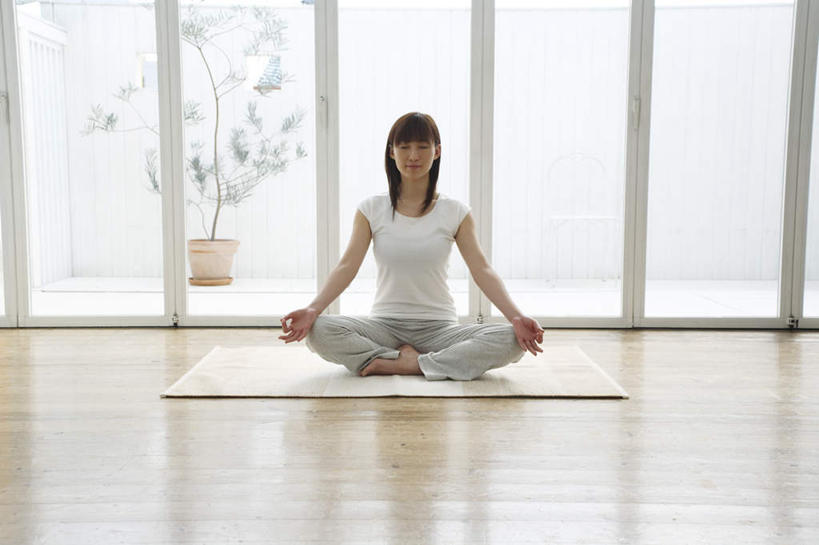 东方人,一个人,客厅,坐,闭眼,笑,盘腿,微笑,横图,室内,白天,正面,锻炼,瑜伽,运动,植物,窗户,地板,落地窗,亚洲,仅一个年轻女性,仅一个女性,仅一个人,服装,盆栽,毯子,盆景,地面,休闲装,黄种人,木地板,玻璃窗,衣服,绿色,自然,瑜伽垫,垫子,休闲,休闲服,养生,服饰,生长,成长,起居室,瑜伽毯,体育,年轻女性,女人,女性,亚洲人,闭眼睛,闭着眼,闭着眼睛,盘腿而坐,盘膝,盘着腿的,盘着腿坐,双腿交叉,坐着,彩图,全身,健身