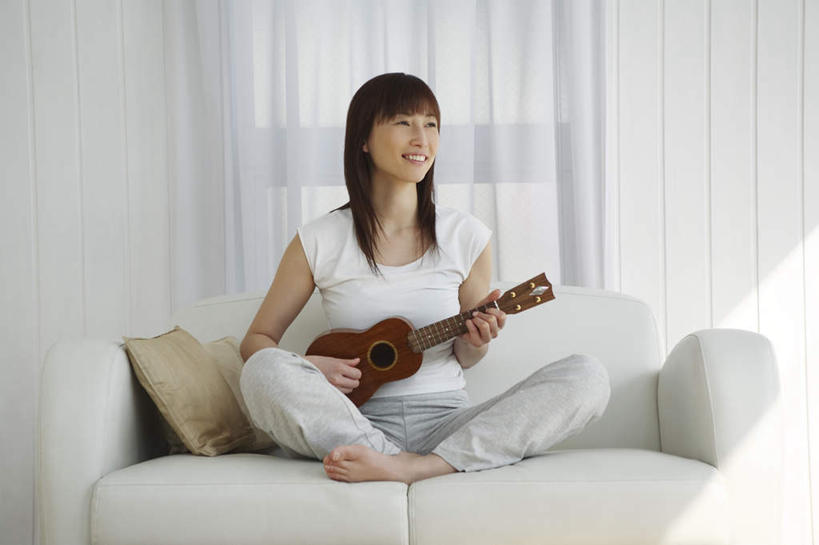 东方人,一个人,客厅,坐,笑,盘腿,微笑,露齿笑,横图,室内,白天,正面,窗户,靠垫,落地窗,沙发,亚洲,仅一个年轻女性,仅一个女性,仅一个人,一把,服装,吉他,靠枕,乐器,弦乐器,弹奏,演奏,注视,休闲装,黄种人,玻璃窗,衣服,垫子,枕头,观察,看,休闲,休闲服,服饰,观看,察看,起居室,关注,弹拨弦鸣乐器,布艺沙发,尤克里里琴,夏威夷四弦琴,年轻女性,女人,女性,亚洲人,盘腿而坐,盘膝,盘着腿的,盘着腿坐,双腿交叉,坐着,彩图,全身,弹拨弦乐器