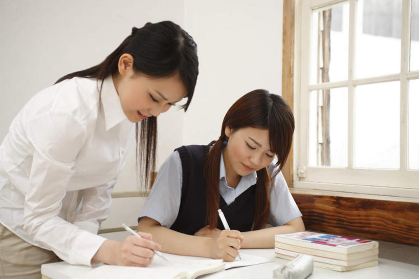 东方人,两个人,家庭,姐妹,伙伴,朋友,站,坐,笑,说,微笑,露齿笑,横图,室内,白天,正面,制服,讨论,友谊,窗户,桌子,书籍,亚洲,握,写,服装,拿,拿着,注视,休闲装,黄种人,书桌,姐姐,妹妹,玻璃窗,衣服,课桌,观察,看,站着,休闲,温暖,温馨,一家人,校服,休闲服,握着,服饰,观看,和睦,察看,关注,亲情,学生服,交流,友情,年轻女性,女人,女性,亚洲人,书,图书,沟通,讲话,交谈,商讨,说话,谈话,站立,坐着,半身,彩图,融洽